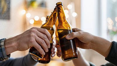 Группа людей распивает пиво